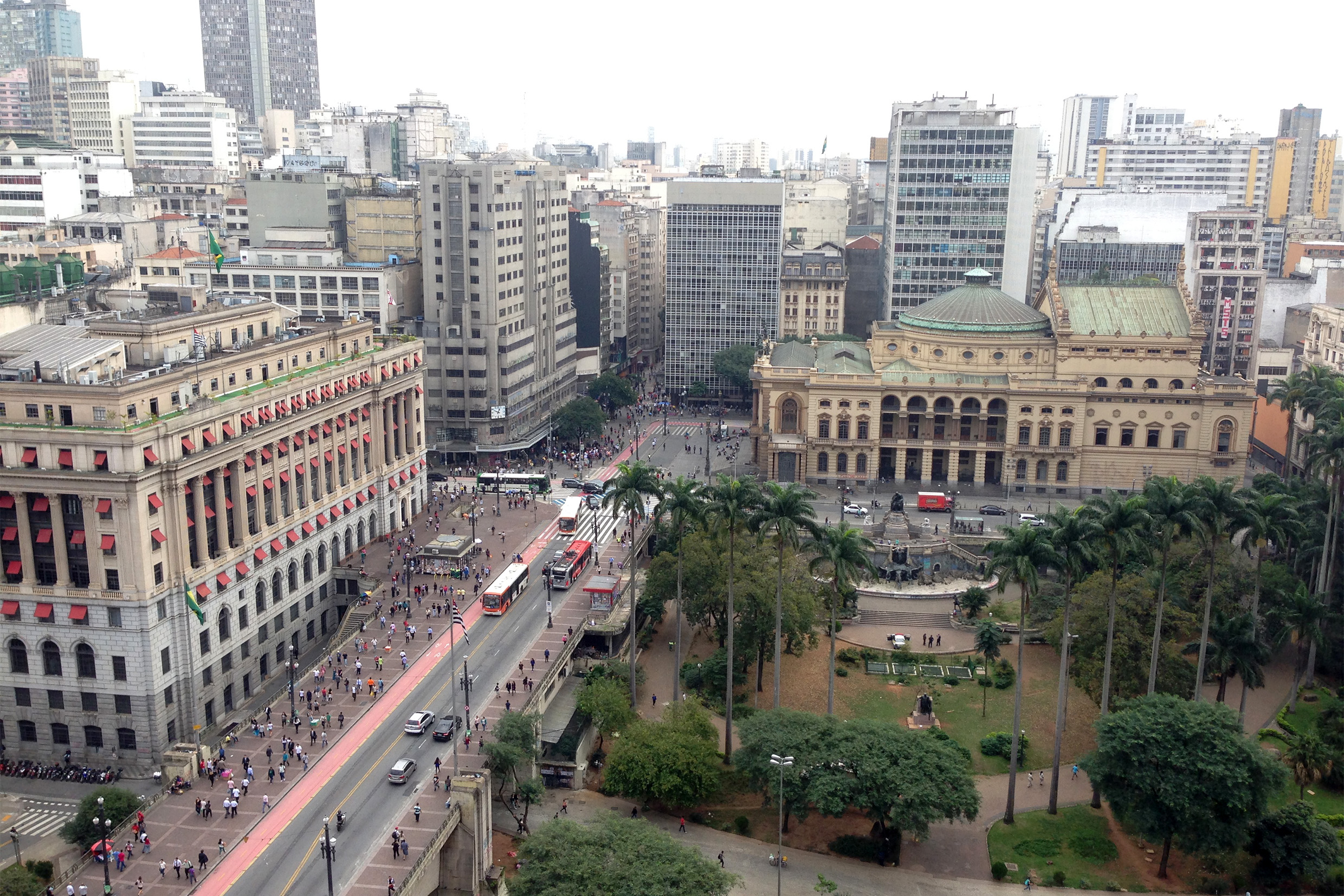 Anhangabaú Valley (canalized river) as seen from UNIVESP's Central Administration